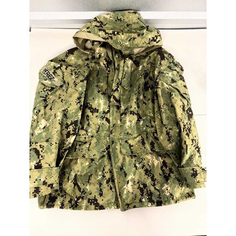 US Navy NWU Type III Working Parka Digital Camo Medium X-Short Gore-Tex Style